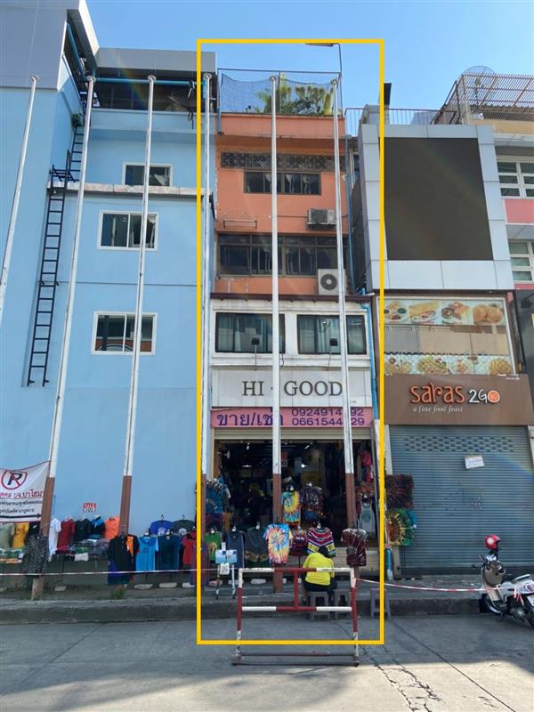อาคารพาณิชย์บริเวณปากทางเข้าโรงแรมอินทรา